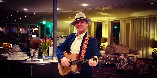 Stephan Barneveld - Zanger, gitarist & entertainer - Livemuziek & dj in Nederland of buitenland - Muziek en entertainment op cruiseschepen, boten, jachten, schepen of op een andere feestlocatie zoals een kasteel, tijdens een festival of event, bedrijfsfeest, personeelsfeest of een andere gelegenheid