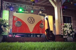 Live Muziek & DJ - met zanger/gitarist Stephan Barneveld - Kies jullie eigen uitstraling met deze prachtige volkswagen T1 dj-booth - Feest op het strand, op de boot, in een kasteel of ergens anders, alles is mogelijk! Bruiloft, trouwfeest, bedrijfsfeest, themafeest, borrel, vrijmibo, of kerst - kies je eigen uitstraling met deze retro dj booth