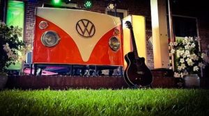 Timemachine - Timemachine - Terug in de tijd met dit fantastische themafeest - back to the 60's 70's 80's 90's en 00's tijdens deze doldwaze feestavond - leuk voor bedrijfsfeesten, personeelsuitjes, dorpsfeesten, privefeesten, eigenlijk voor alle feesten - dj-booth volkswagenbusje T1