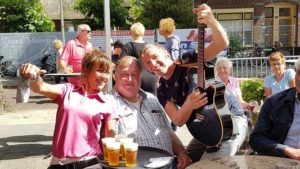 Stephan Barneveld - Zanger, gitarist & entertainer - borrelen, vrijmibo, terrasje pakken met livemuziek en dj - Feest met heel veel sfeer