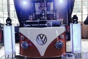 Live Muziek & DJ - met zanger/gitarist Stephan Barneveld - Kies jullie eigen uitstraling met deze prachtige volkswagen T1 dj-booth - Feest op het strand, op de boot, in een kasteel of ergens anders, alles is mogelijk! Bruiloft, trouwfeest, bedrijfsfeest, themafeest, borrel, vrijmibo, of kerst - kies je eigen uitstraling - vintage dj booth