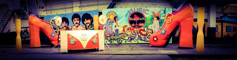 Back to The 60's 70's met dit Woodstock Themafeest - Flower Power, Hippie disco time - Feest voor jong en oud - Feest met livemuziek met zanger, gitarist en entertainer, dj, decoratie - zeer geschikt voor dorpsfeesten, tentfeesten, bedrijfsfeesten, theaters, cruiseschepen, verjaardagen of gewoon feest