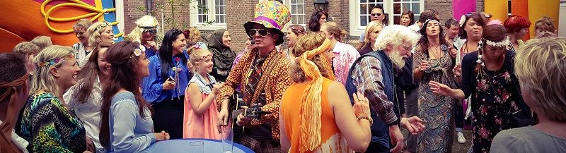 Woodstock themafeest met livemuziek, dj, decoratie & entertainment - Stephan Barneveld - zanger/gitarist en entertainer - voor al uw feesten - bedrijfsfeesten, personeelsfeesten, bruiloftsfeesten, huwelijksfeest - dorpsfeest , themafeest - livemuziek en dj  - inclusief reiskosten en btw - trouwfeest, vrijmibo, receptie of borrel - ook in het buitenland - woodstock themafeest - hippiefeest - ibiza stijl - festivalfeest